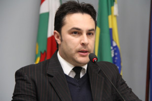 Március promete brigar pela função