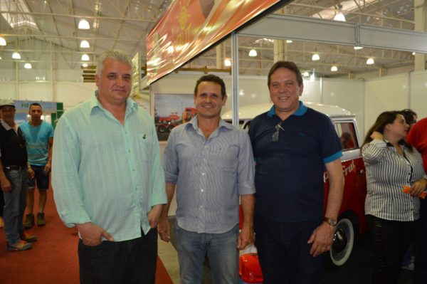 marcio-pamplona-da-associacao-rural-cercado-pelos-dirigentes-da-acil-nilson-cruz-e-sadi-montemezo